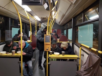 Streetbus z jedzeniem dla bezdomnych pozostaje na ulicach Wrocławia