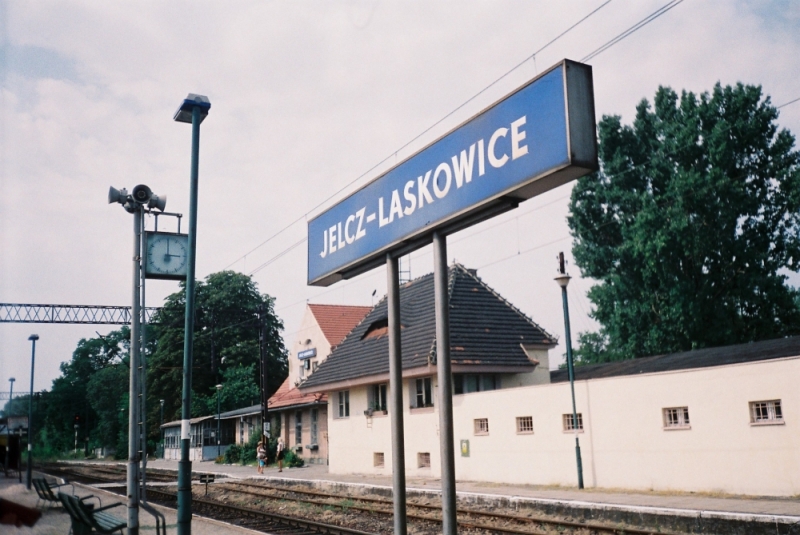 Jelcz-Laskowicz: Czy mieszkańcy doczekają się remontu dworca? - fot. MateuszFD/pl.wikipedia