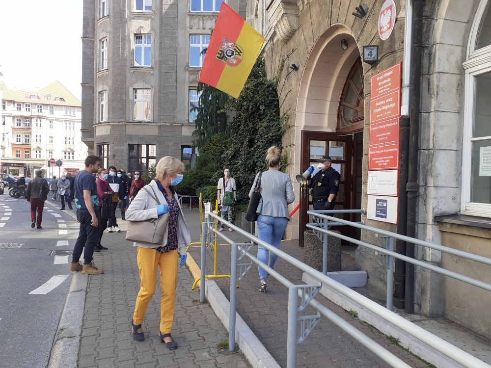 Sprawa do załatwienia w urzędzie? Stań w kolejce i czekaj na wezwanie... przez megafon - fot. Beata Makowska
