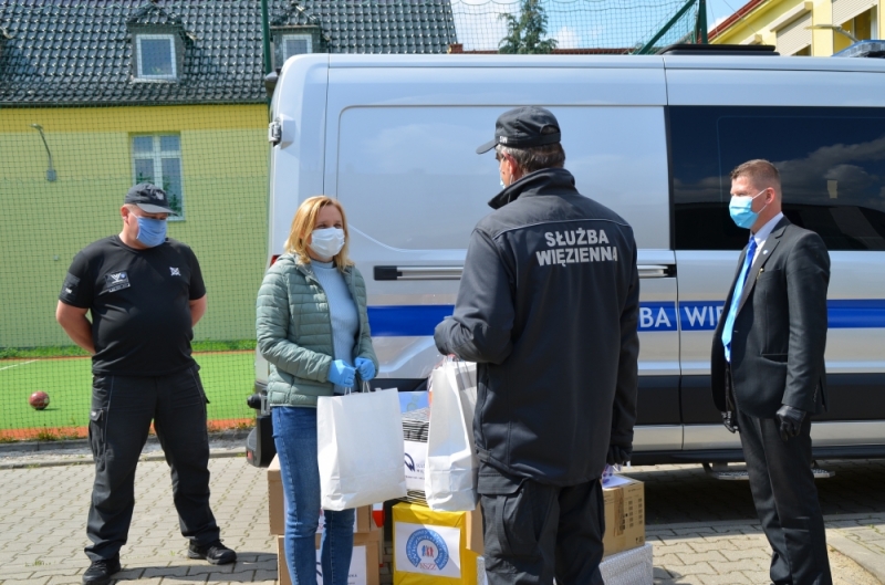Funkcjonariusze i pracownicy Służby Więziennej pomagają wrocławskiej młodzieży - fot. materiały prasowe