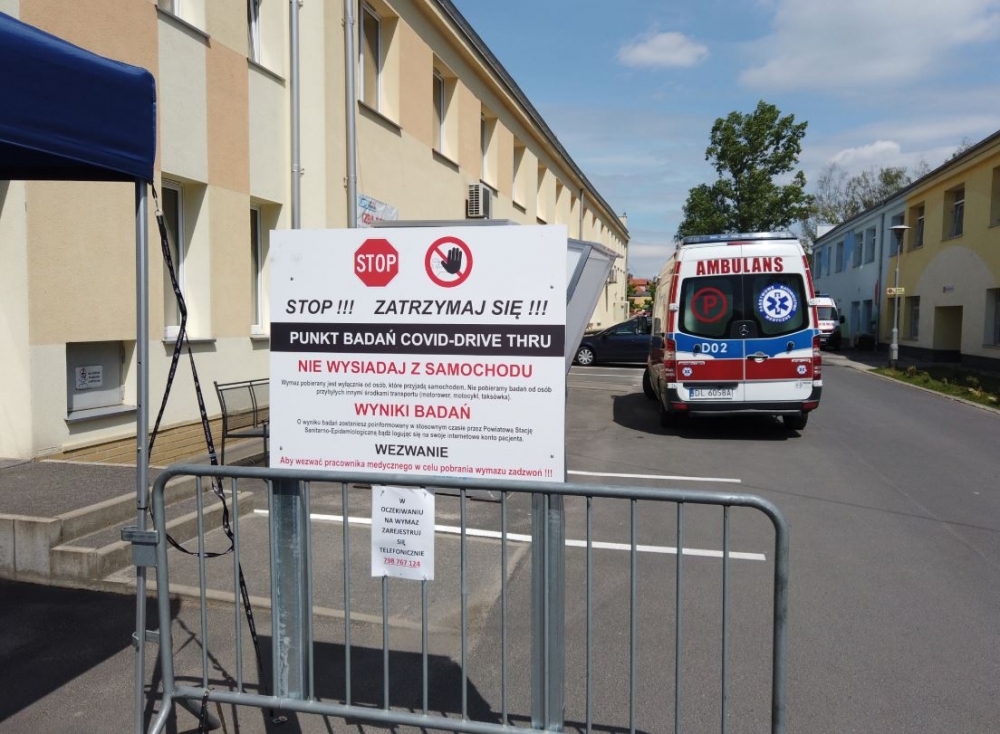 Bolesławiec: W szpitalu powstaje mobilny punkt pobrań wymazów na COVID-19 - fot. Piotr Słowiński