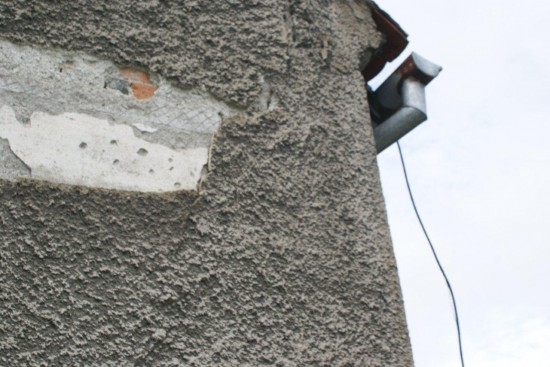 Deszcz kamieni w Ogorzelcu - Uszkodzona elewacja domu (Zdjęcie udostępnione przez mieszkańców)