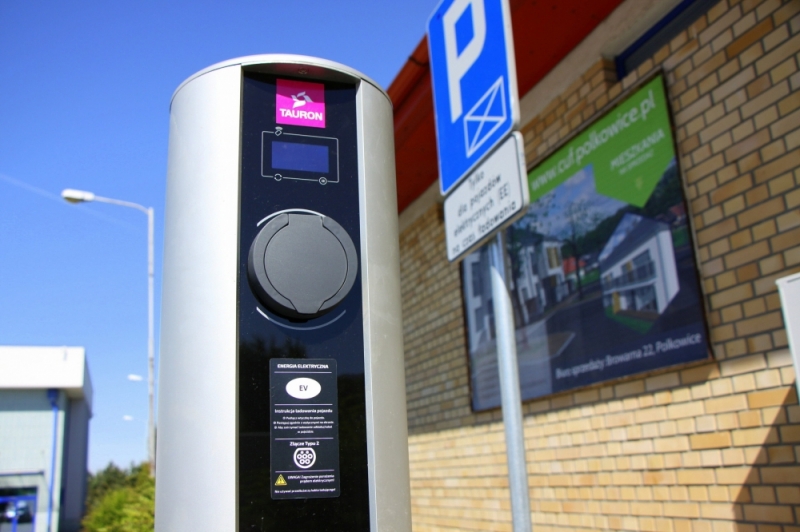 W Polkowicach stanęła pierwsza w mieście stacja do ładowania pojazdów elektrycznych - UG Polkowice