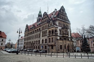 Przed legnickim ratuszem mniej miejsc parkingowych