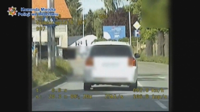 Pirat drogowy we Wrocławiu. Nie m&oacute;gł się doczekać spotkania z ukochaną [WIDEO]