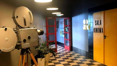 Maseczki, dystans, dezynfekcja. Jedyne w Legnicy kino analogowe zn&oacute;w zaprasza na seanse