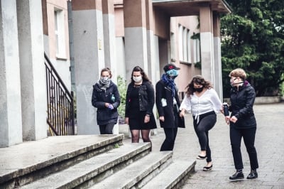 Dystans, dezynfekcja, maseczki. Tak wygląda w tym roku matura [GALERIA] - 12