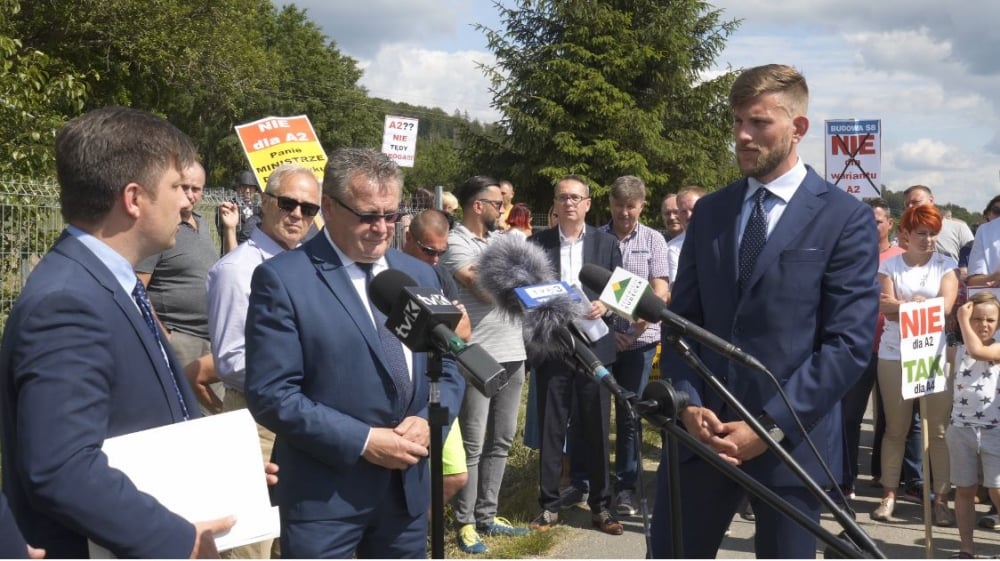 Michał Dworczyk rozmawiał z protestującymi mieszkańcami Kłodzka w sprawie przebiegu ekspresowej S8 - fot. Jarosław Wrona