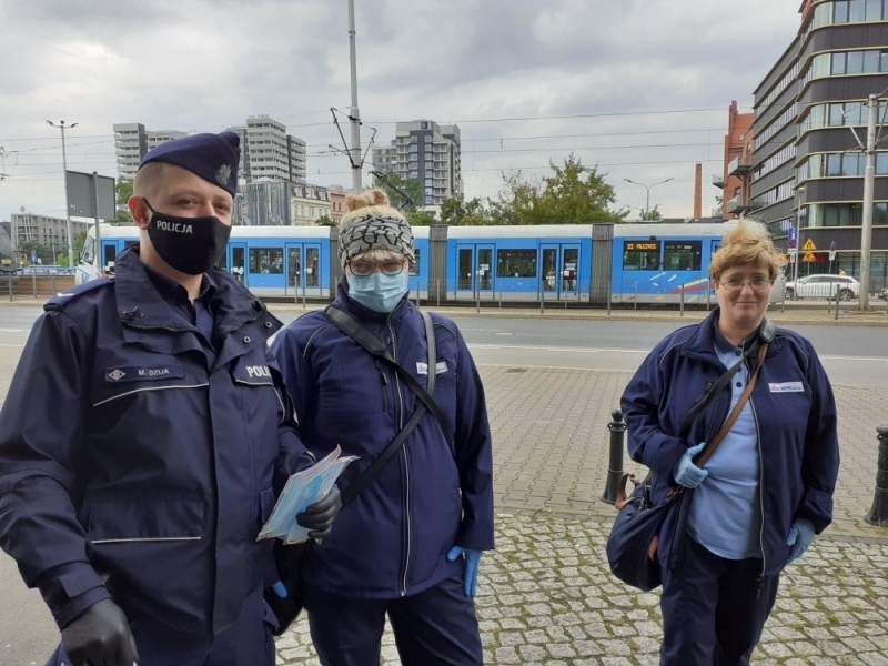 Kontrolerzy MPK rozdają maseczki - fot. Elżbieta Osowicz