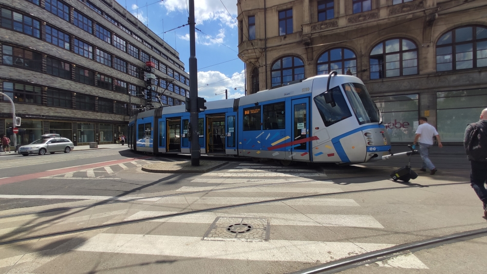 Wykolejony tramwaj na Podwalu. "Zatrzymał się" na słupie [FOTO] - fot. Milena Kantyka