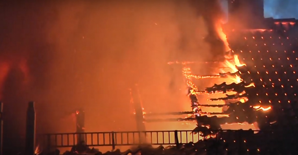 Tragiczny pożar w Pieszycach. Zginęły dwie osoby - fot. TV Sudecka (kadr z nagrania)