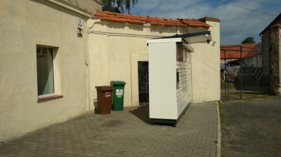 Dostawa do domu? Mieszkańcom Legnickiego Pola pod drzwi podstawili cały paczkomat