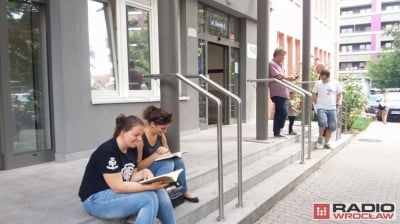 Tłok jak na dworcu. Dolnośląski NFZ szuka nowego punktu przyjęć dla petentów we Wrocławiu