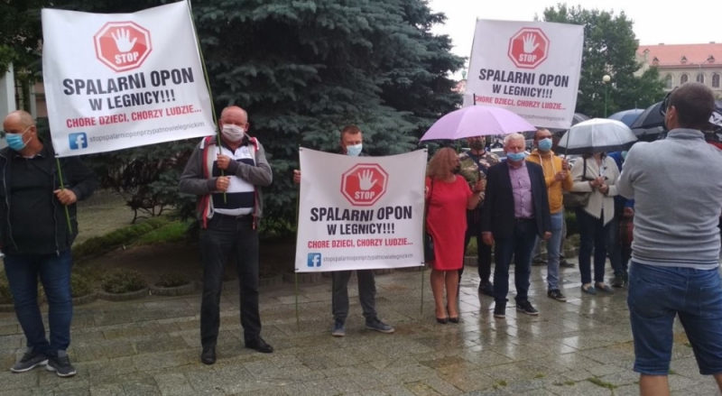 Protestują, bo nie chcą zakładu utylizacji opon w swoim sąsiedztwie - fot. Andrzej Andrzejewski