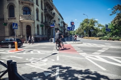 Czy uda się pogodzić pieszych, rowerzystów i kierowców? [WIDEO]