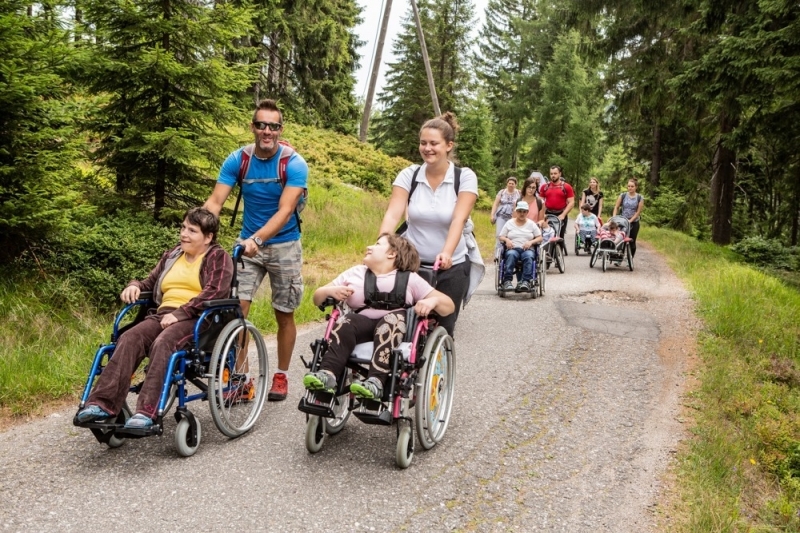 Niepełnosprawne dzieci zwiedzają górskie szlaki w Sudetach - fot. archiwum Łączą nas góry