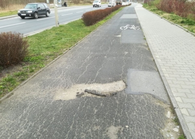 Fatalny stan ścieżki rowerowej przy Królewieckiej. Chcą jej remontu