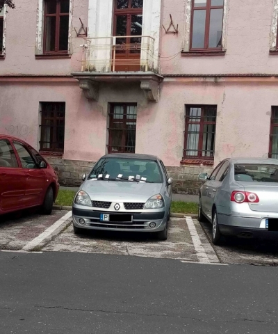 Trzyma samoch&oacute;d na płatnym parkingu. Pojazd stoi już trzy miesiące