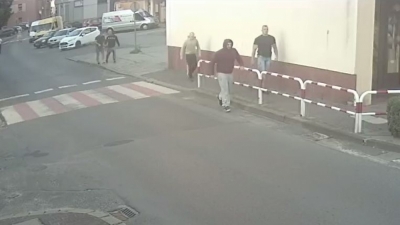 Ganiali z maczetami ulicami Sycowa. Policja publikuje ich wizerunki