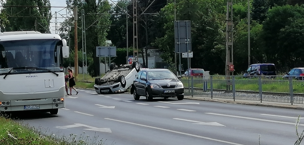 Wypadek na Ślężnej. Dachował samochód  - Fot. nadesłane przez słuchacza 