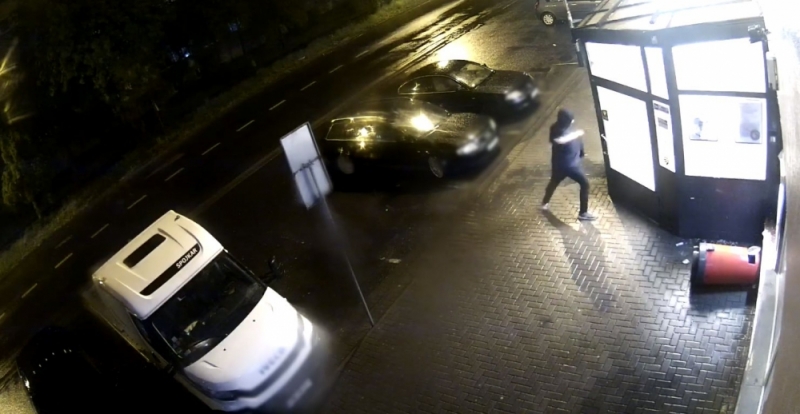 Pobił się z koszem na śmieci. Policja szuka "boksera" [FILM] - fot. Policja