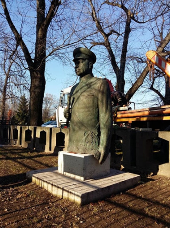Ukradli...pomnik marszałka Konstantego Rokossowskiego. Głowy nie odzyskano - Fot. Muzeum Miedzi