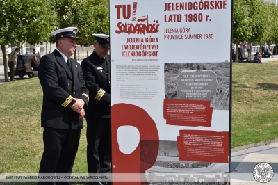 Przed dworcem można podziwiać wystawę na temat powstania Solidarności