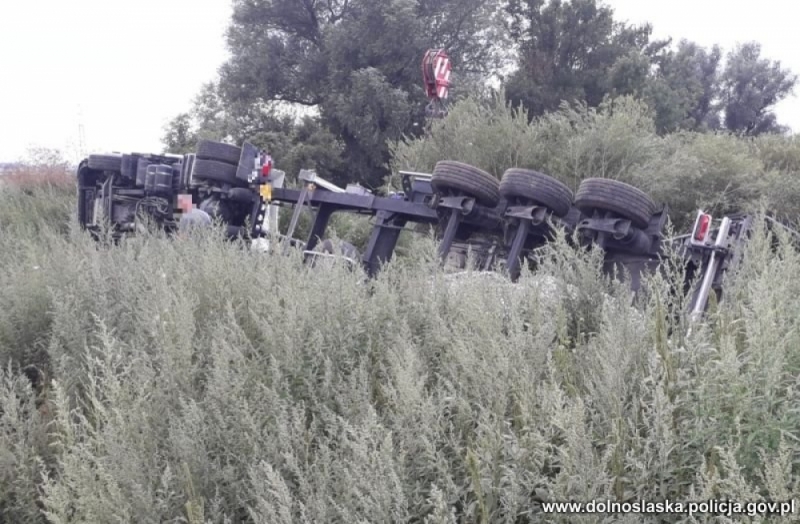 Nielegalnie wysypywał śmieci na polu. Skończył w rowie - fot dolnoslaska.policja.gov.pl