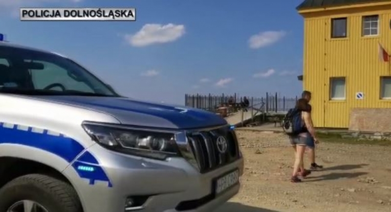 Policjanci na górskim szlaku. Proszą turystów o zachowanie dystansu - fot. dolnośląska policja