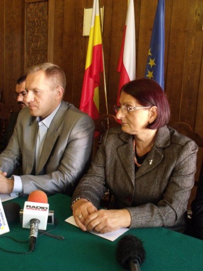 Polityczna awantura w Jeleniej Górze -  Hubert Papaj i Anna Ragiel ogłosili w Jeleniej Górze, że kluby radnych JGXXI i PO łączą siły przeciw Markowi Obrębalskiemu