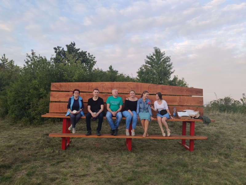 Mieszkańcy Prusic zbudowali ławkę na kilkanaście osób. "To nasz punkt widokowy" - fot. RW