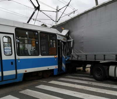 Ciężarówka zderzyła się z tramwajem na Kosmonautów we Wrocławiu
