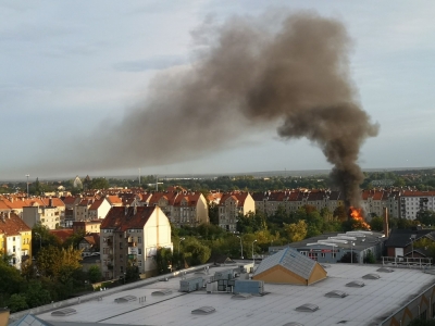 Pożar w Legnicy przy ul. Brackiej. Płonęło składowisko drewna [ZDJĘCIA]