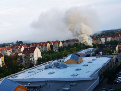 Pożar w Legnicy przy ul. Brackiej. Płonęło składowisko drewna [ZDJĘCIA] - 1