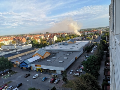 Pożar w Legnicy przy ul. Brackiej. Płonęło składowisko drewna [ZDJĘCIA] - 2