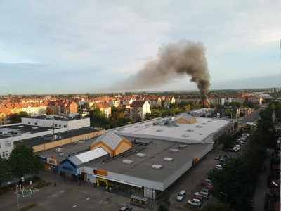 Pożar w Legnicy przy ul. Brackiej. Płonęło składowisko drewna [ZDJĘCIA] - 3