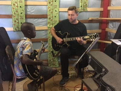 Lubinianin uczy afrykańskie dzieci, że muzyka może mieć większą siłę od pocisków - 12
