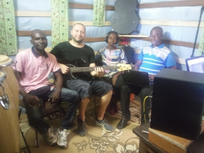 Lubinianin uczy afrykańskie dzieci, że muzyka może mieć większą siłę od pocisków - 1
