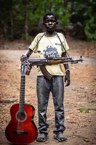 Lubinianin uczy afrykańskie dzieci, że muzyka może mieć większą siłę od pocisków - 6