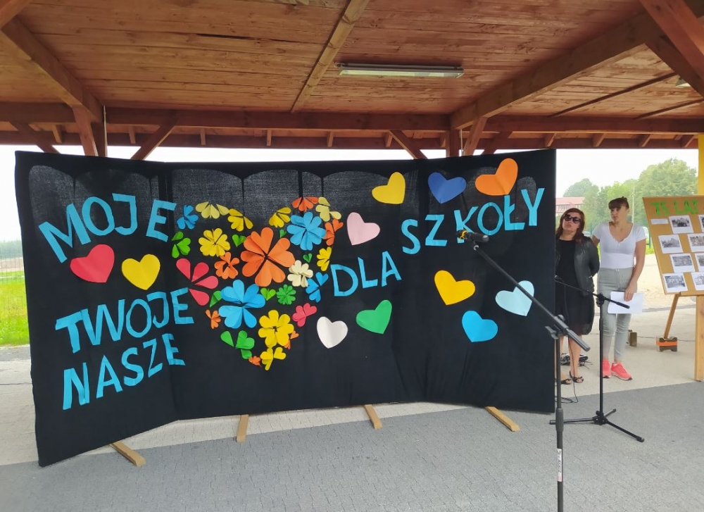 Awantury o szkołę w Sosnówce ciąg dalszy. Rodzice rozpoczęli strajk - fot. Piotr Słowiński