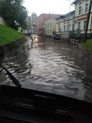Pozrywane dachy, powalone drzewa i zalane piwnice. Skutki burz na Dolnym Śląsku - 4