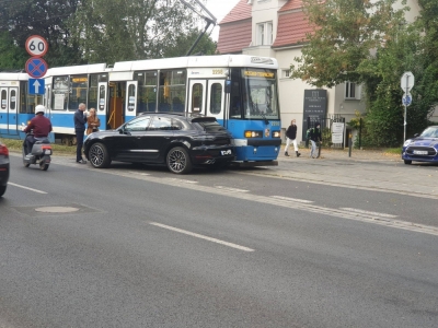 Kolizja osobówki z tramwajem przy al. Karkonoskiej