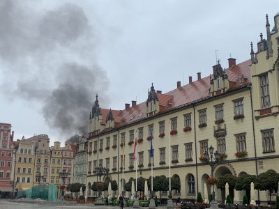 W centrum Wrocławia spłonął samochód  - 0