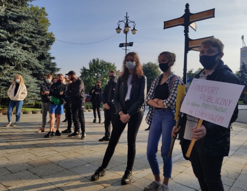 Protestowali przeciwko podwyżkom cen i likwidacji darmowych przejazdów - fot. Karolina Kurczab
