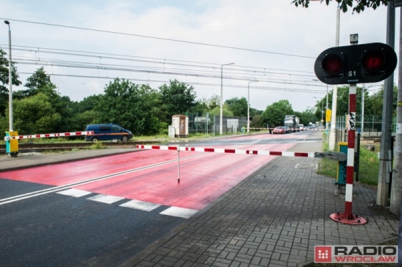 Znaki STOP na przejazdach kolejowych kontra kierowcy - fot. archiwum Radia Wrocław (zdjęcie ilustracyjne)