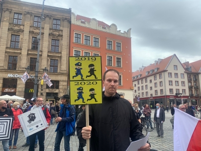Antycovidowcy manifestowali we Wrocławiu. Protest został rozwiązany  - 4