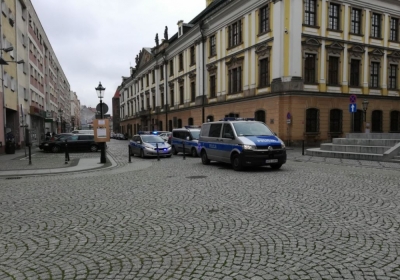 Manifestacja antycovidowc&oacute;w. Więcej policjant&oacute;w niż protestujących