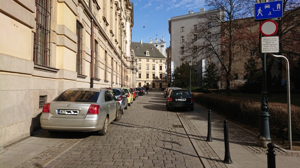 Parkują jak chcą, bo są bezkarni. Kierowcy z Wrocławia coraz bardziej zuchwali - żródło zdjęć - Facebook Wrocławskie Święte Krowy