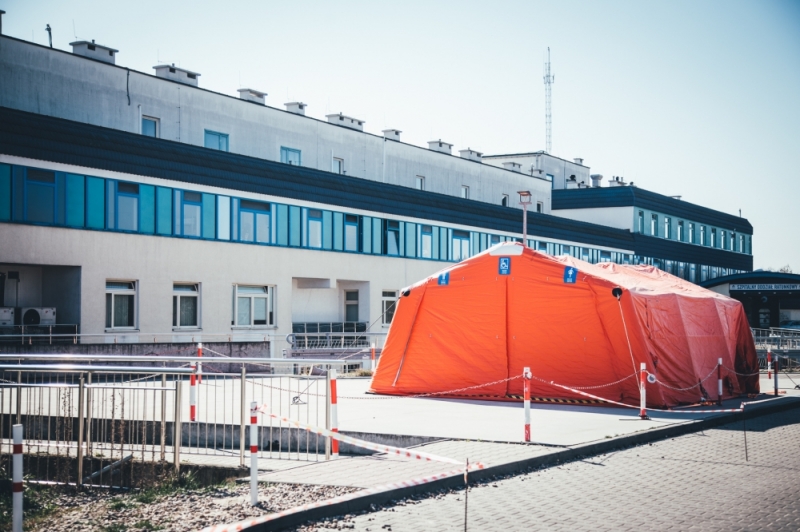 Przed szpitalem na Brochowie staną namioty  - fot. Patrycja Dzwonkowska (zdjęcie ilustracyjne - namiot przed szpitalem przy ulicy Borowskiej)