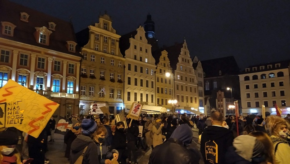 Wrocław: Kolejne manifestacje po wyroku TK w sprawie aborcji - fot. D. Kuźnik